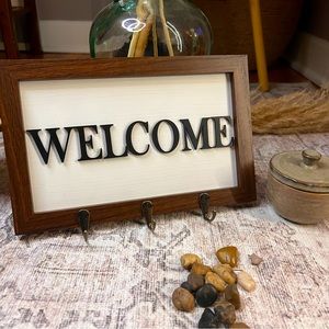 Wooded WELCOME decorative sign with 3 metal hooks